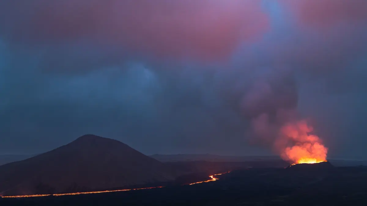 Am 21. Juli 2023 fotografierte Fabian Schmid am Fagradalsfjall-Vulkansystem. Der dritte Ausbruch dort begann am 10. Juli mit einer Spalteneruption, aus der bald ein Hauptkrater entstand, aus dem Lava floss – insgesamt rund 12,4 Millionen Kubikmeter auf einer Fläche von 1,15 Quadratkilometern.