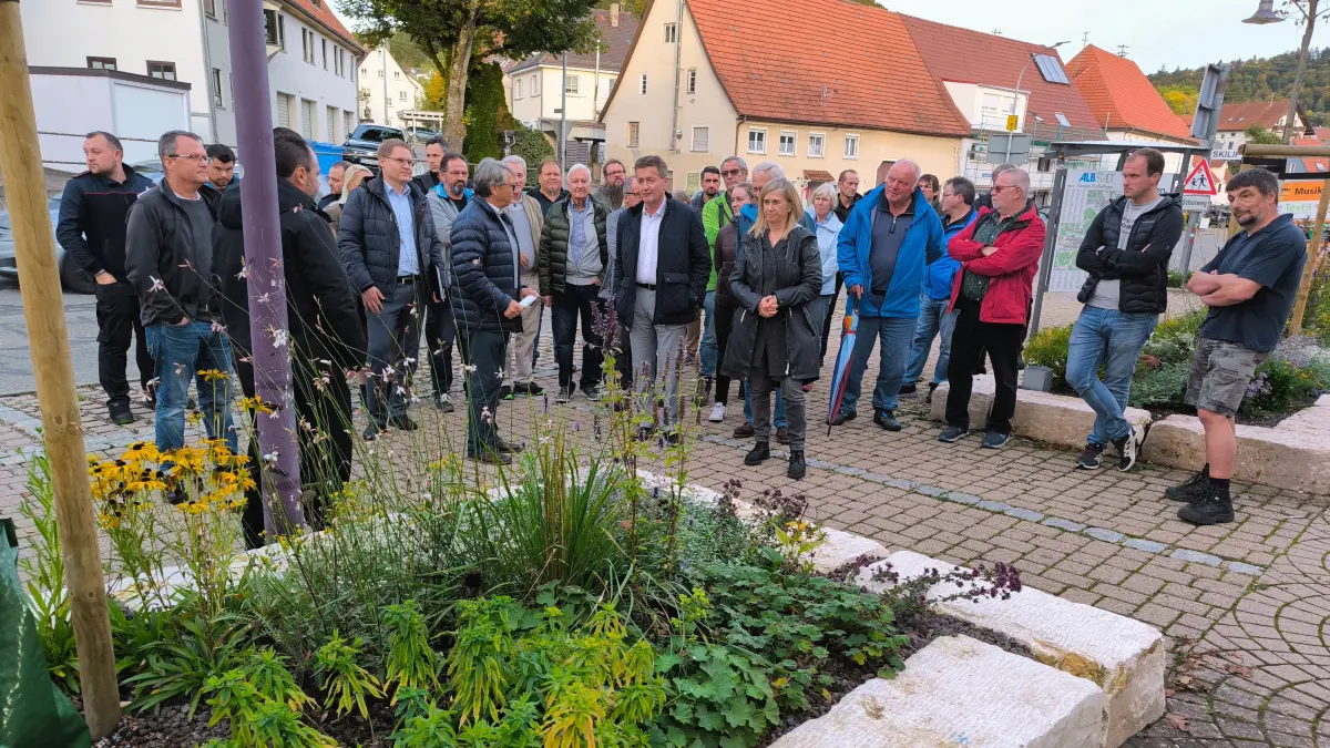 Verwaltung und Gemeinderäte sind mit den Bürgern beim Ortsrundgang durch Pfeffingen.