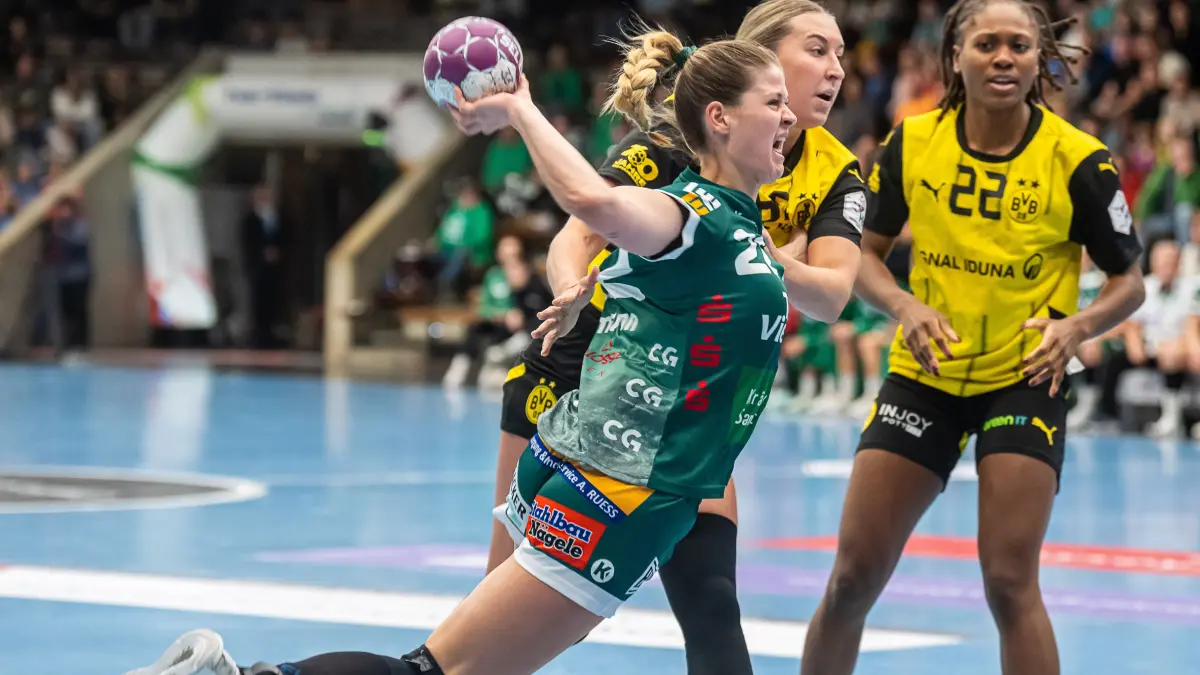 Sina Ehmann (Frisch Auf Frauen, #22) liegt beim Zweikampf mit Dana Bleckmann (Borussia Dortmund, #66) in der Luft, Frisch Auf Goeppingen vs. Borussia Dortmund, Handball, 1. Bundesliga, Spielzeit 2024/2025, 11.10.2024
Foto: EIBNER/Michael Schmidt