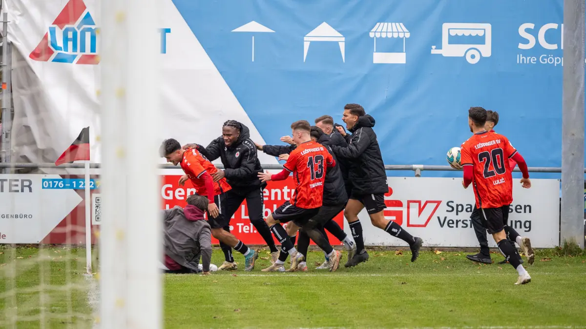 1. Goeppinger Sportverein vs. FC Giessen, Fußball, Regionalliga Suedwest, 12. Spieltag, 2024 / 2025, 12.10.2024: 5:4 Torschuetze Oguzhan Kececi (1. Goeppinger Sportverein, #18) wird von seinen Mitspielern gefeiert,
1. Goeppinger Sportverein vs. FC Giessen, Fußball, Regionalliga Suedwest, 12. Spieltag, 2024 / 2025, 12.10.2024,
Foto: Eibner-Pressefoto/Max Vogel