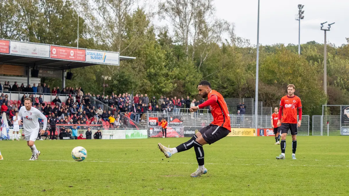 1. Goeppinger Sportverein vs. FC Giessen, Fußball, Regionalliga Suedwest, 12. Spieltag, 2024 / 2025, 12.10.2024: Emmanuel McDonald (1. Goeppinger Sportverein, #17) gleicht per Strafstoss zum, 4:4 aus,,
1. Goeppinger Sportverein vs. FC Giessen, Fußball, Regionalliga Suedwest, 12. Spieltag, 2024 / 2025, 12.10.2024,
Foto: Eibner-Pressefoto/Max Vogel
