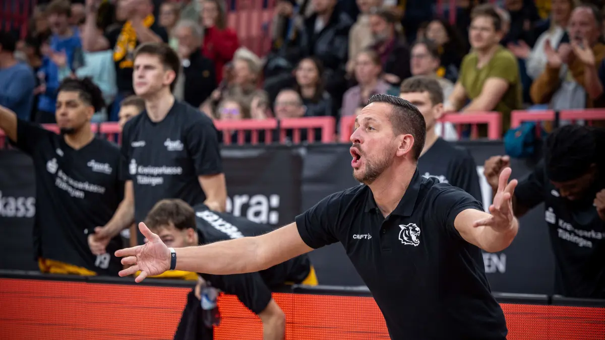 Tigers Tuebingen - ART Giants Duesseldorf, Basketball, 2. Bundesliga, Barmer 2. Basketball Bundesliga, 4. Spieltag, Spielzeit 2024/2025, 12.10.2024: Domenik Reinboth (Tigers Tuebingen, #Head Coach)
GER, Tigers Tuebingen vs. ART Giants Duesseldorf, 2. Basketball, Bundesliga, Pro A, Barmer 2. Basketball, 4. Spieltag, Spielzeit 2024/2025, 12.10.2024,
Foto: Eibner-Pressefoto/Dennis Duddek