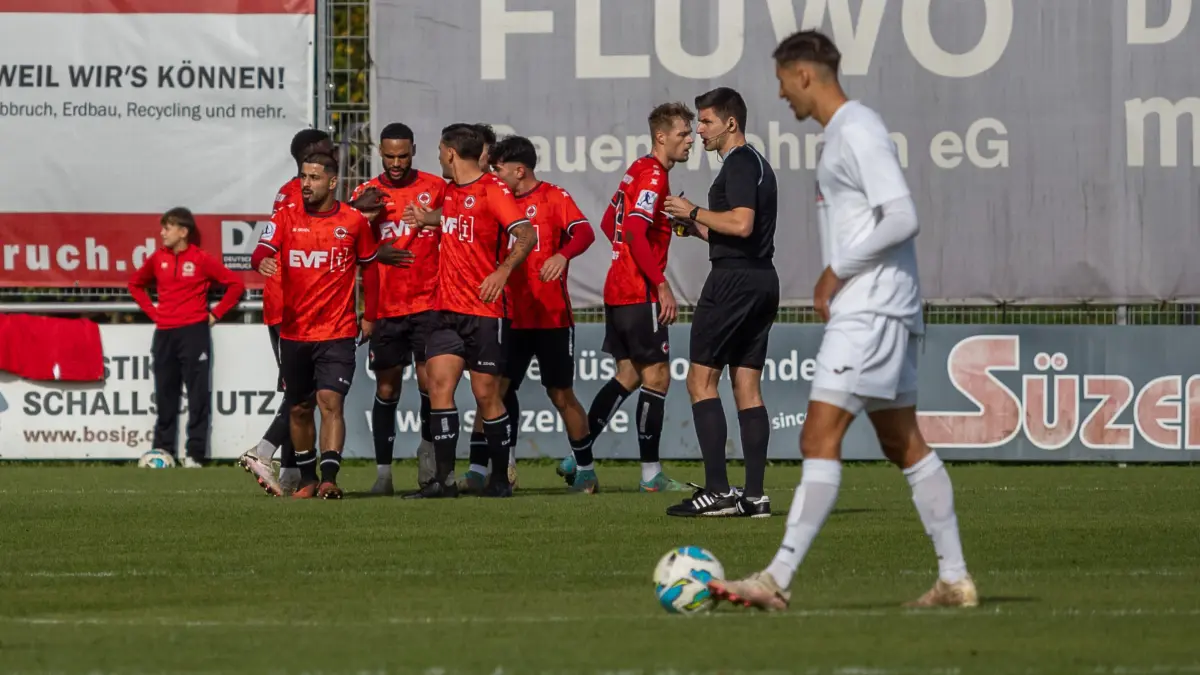 1. Goeppinger Sportverein vs. FC Giessen, Fußball, Regionalliga Suedwest, 12. Spieltag, 2024 / 2025, 12.10.2024: Der Goeppinger Sportverein feiert seinen Torschuetzen zum 1:0,
1. Goeppinger Sportverein vs. FC Giessen, Fußball, Regionalliga Suedwest, 12. Spieltag, 2024 / 2025, 12.10.2024,
Foto: Eibner-Pressefoto/Max Vogel