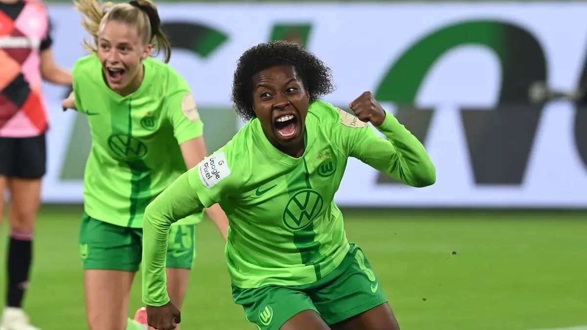 VfL Wolfsburg - Bayern München: 12.10.2024, Niedersachsen, Wolfsburg: Fußball, Frauen: Bundesliga, VfL Wolfsburg - Bayern München, 6. Spieltag, Volkswagen Arena. Wolfsburgs Lineth Beerensteyn jubelt nach ihrem Tor zum 2:0. Foto: Swen Pförtner/dpa - WICHTIGER HINWEIS: Gemäß den Vorgaben der DFL Deutsche Fußball Liga bzw. des DFB Deutscher Fußball-Bund ist es untersagt, in dem Stadion und/oder vom Spiel angefertigte Fotoaufnahmen in Form von Sequenzbildern und/oder videoähnlichen Fotostrecken zu verwerten bzw. verwerten zu lassen. +++ dpa-Bildfunk +++