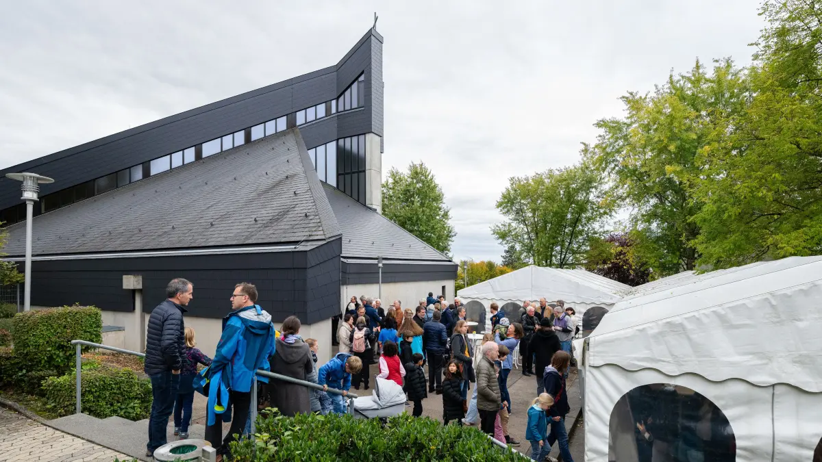 50 Jahre Sankt Paulus, große Feier mit Gottesdienst und Mittagessen im Festzelt. Die vielen Besucher*innen strömen von der Kirche ins Festzelt 13.10.24. Foto: Carolin Albers