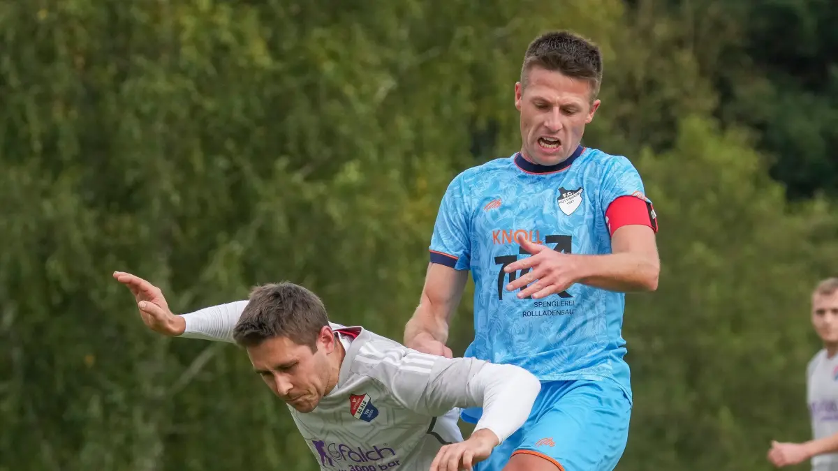 Fußball Kreisliga A1: Kapitän Marco Hahn (FC Hüttisheim, Nr. 8) im Zweikampf mit der Nr. 6 der SG Alb Seissen/Suppingen.