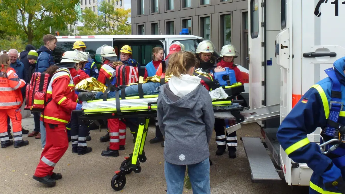 Reutlinger Sicherheitstag: Die Arbeit geht Hand in Hand | swp.de