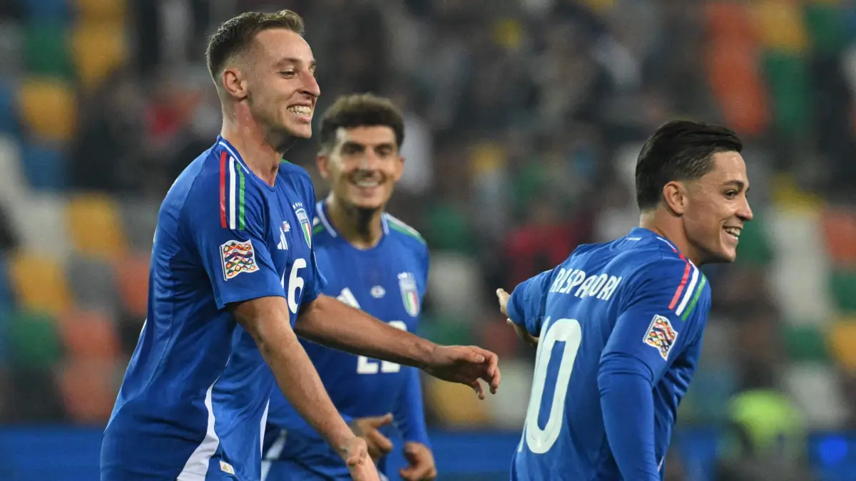 Football: UEFA Nations League - League A day 4: Group 2 Italy v Israel: Italy's midfielder #16 Davide Frattesi (L) celebrates scoring his team's third goal with teammate Italy's forward #10 Giacomo Raspadori (R) during the UEFA Nations League, Ligue A Group A2 football match between Italy and Israel at the Friuli stadium in Udine, on October 14, 2024. (Photo by Tiziana FABI / AFP)