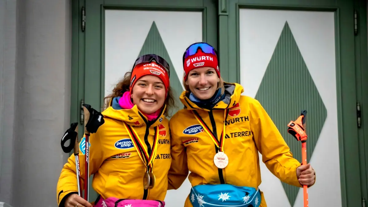 Nathalie Armbruster (links) und Svenja Würth freuen sich über die Goldmedaille.