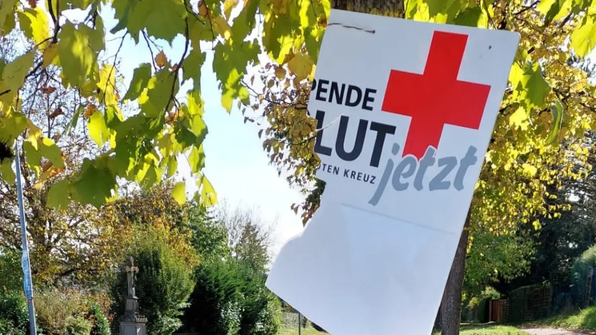 In der Göttelfinger Straße in Eutingen wurde nun erneut ein die komplette Blutspende-Ankündigungs-Tafel beschädigt.