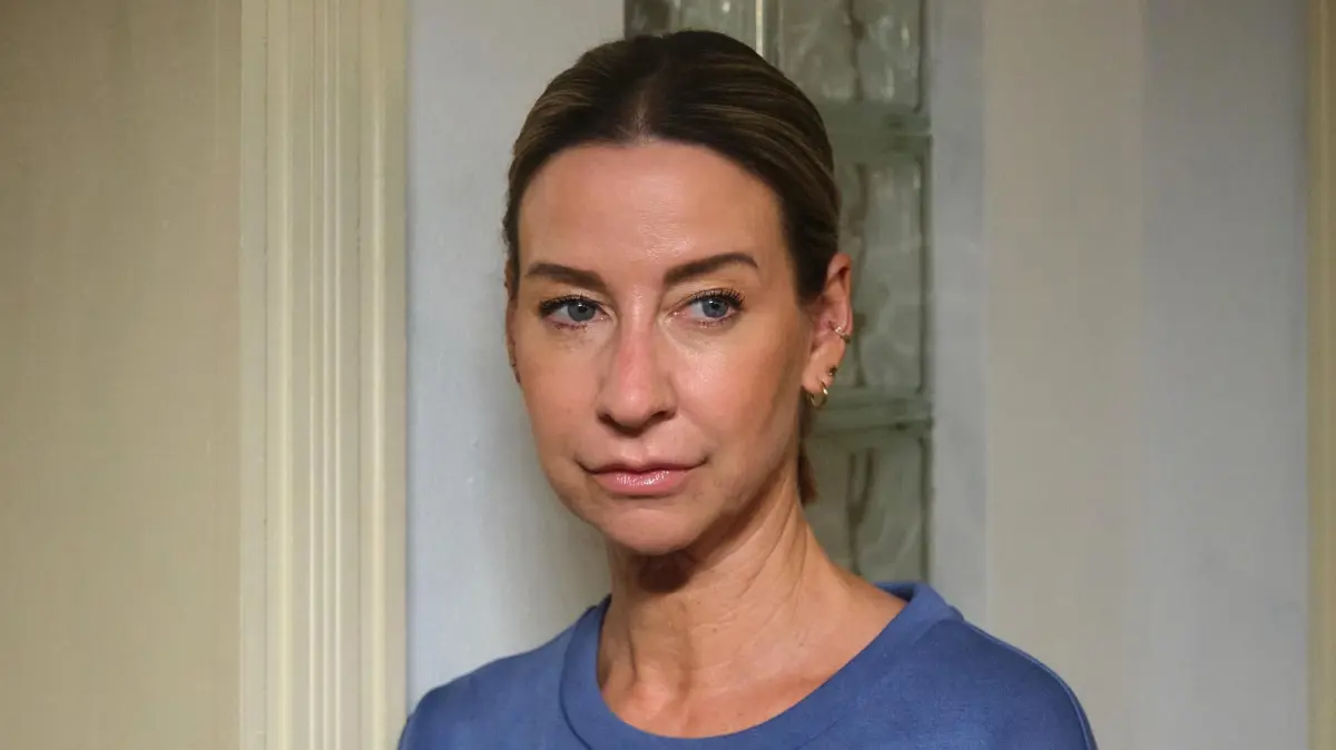 Ute (Isabell Hertel) bemerkt, dass die Distanz zwischen Benedikt und ihr größer wird.