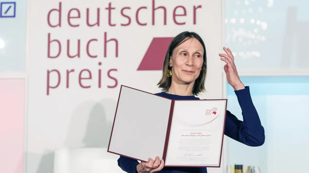Verleihung Deutscher Buchpreis 2024: 14.10.2024, Hessen, Frankfurt/Main: Für ihren Roman „Hey guten Morgen, wie geht es dir?“ erhält die Autorin Martina Hefter den Deutschen Buchpreis 2024. Der Deutsche Buchpreis 2024 wurde im Kaisersaal des Römers verliehen. Foto: Andreas Arnold/dpa +++ dpa-Bildfunk +++