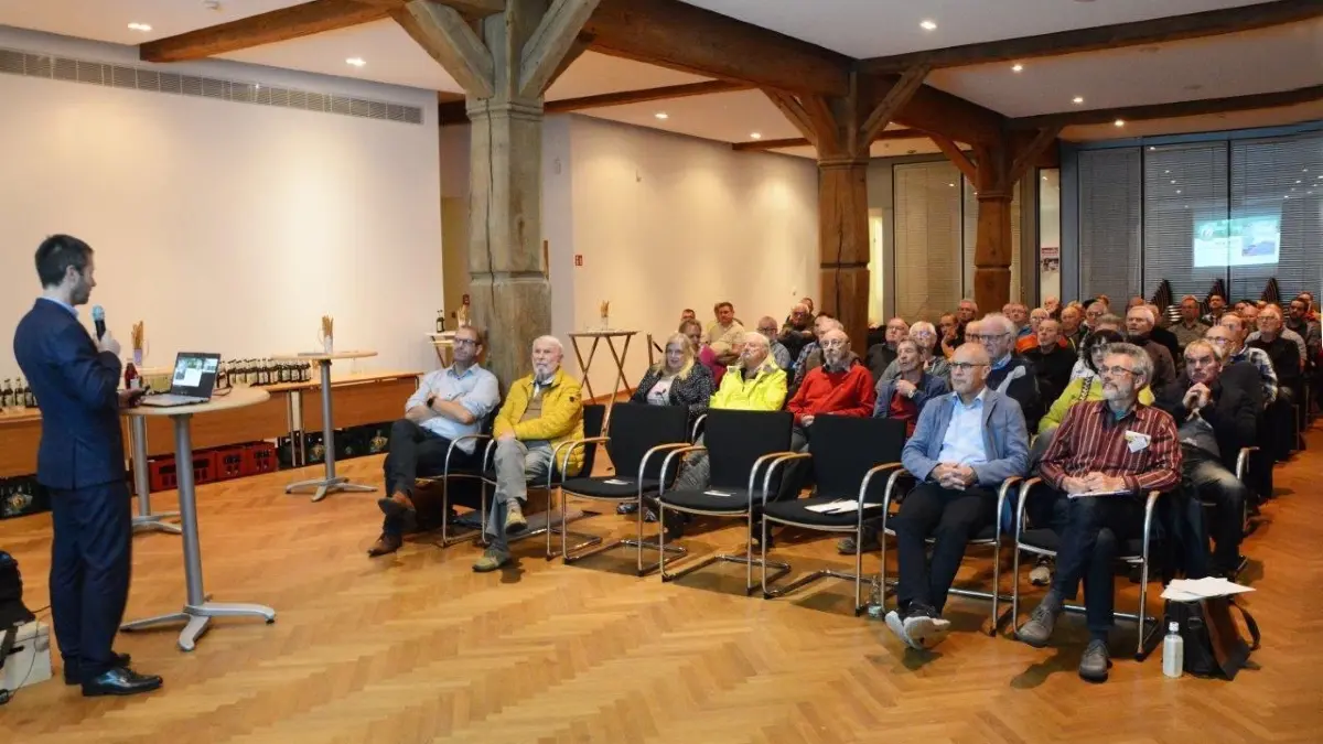 Der gut gefüllte Bürgersaal mit dem Vorsitzenden Simon Hänel bei der Vorstellung des Projekts.