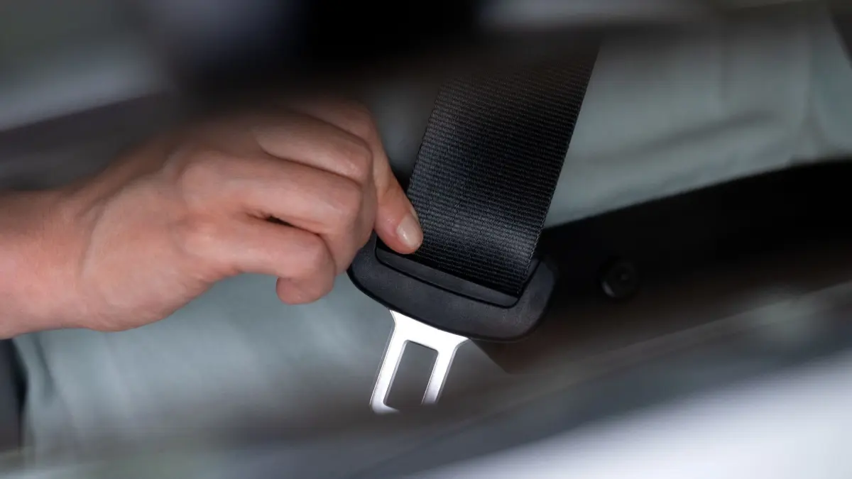 Gurtpflicht: ILLUSTRATION - 16.07.2024, Bayern, München: Eine Frau schnallt sich in einem Auto mit einem Sicherheitsgurt an. In der Bundesrepublik wurde vor 40 Jahren das Anlegen von Sicherheitsgurten auf Pkw-Rücksitzen Pflicht. Für das Nichtanlegen der Gurte auf den Vordersitzen wurde ein Bußgeld eingeführt. (zu dpa: «Polizei: 20 Prozent in Schleswig-Holstein fahren ohne Gurt») Foto: Sven Hoppe/dpa +++ dpa-Bildfunk +++