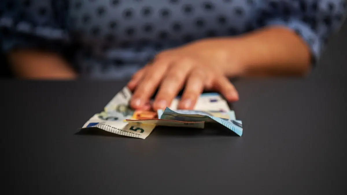 Eine Frau hält Bargeld in der Hand: ILLUSTRATION - Bargeld bei der Bank aufs Sparbuch einzahlen? Was vor einigen Jahren absolut üblich war, lohnt sich heute in der Regel nicht mehr. (zu dpa: «Warum das Sparbuch nicht mehr zeitgemäß ist») Foto: Bernd Diekjobst/dpa-mag - Honorarfrei nur für Bezieher des Dienstes dpa-Magazin +++ dpa-Magazin +++
