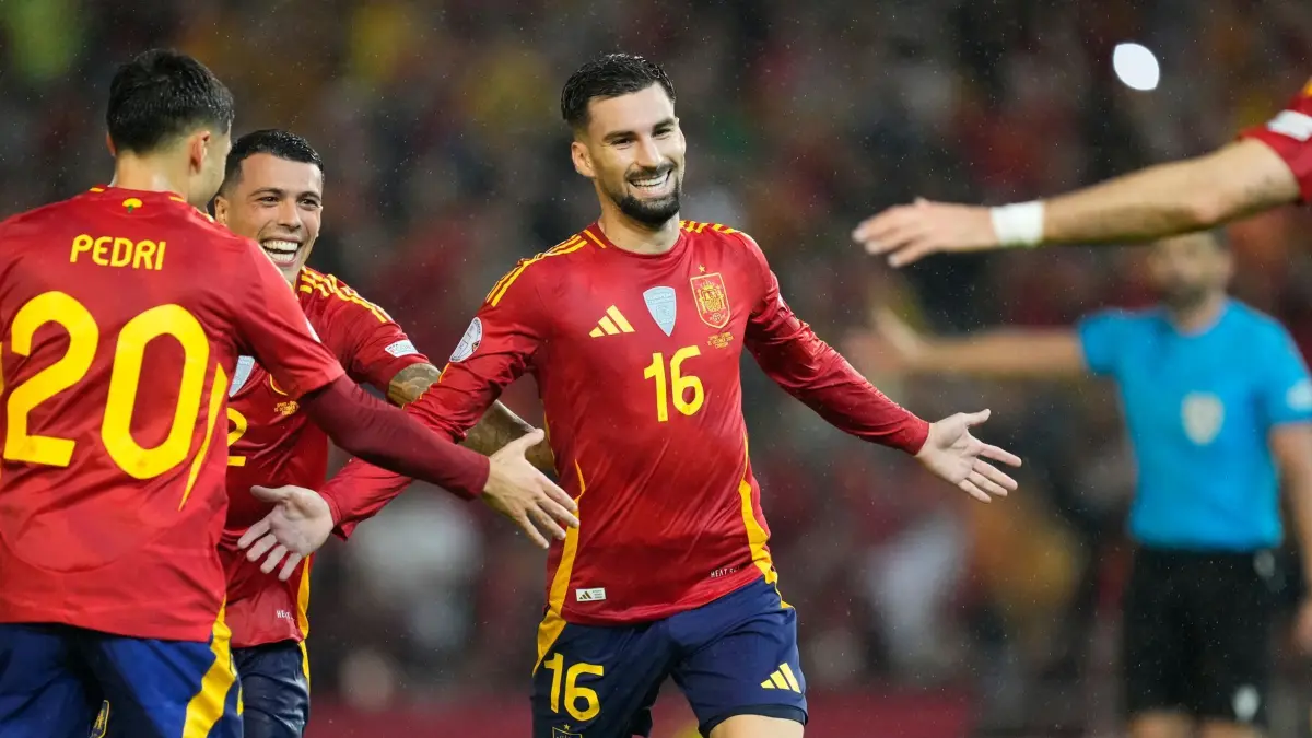 Spanien - Serbien: 15.10.2024, Spanien, Cordoba: Fußball: Nations League A, Spanien - Serbien, Gruppenphase, Gruppe 4, 4. Spieltag, Stadion Nuevo Arcangel. Spaniens Alex Baena jubelt nach dem dritten Tor seiner Mannschaft. Foto: Jose Breton/AP/dpa +++ dpa-Bildfunk +++