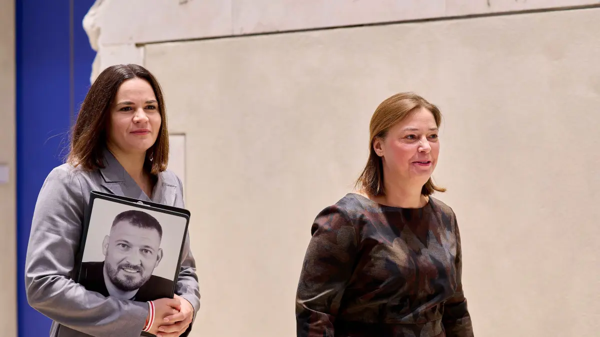 Swetlana Tichanowskaja + Yvonne Magwas EUR,Deutschland,Berlin: Bundestagsvizepr?sidentin Yvonne Magwas (re) empf?ngt die: Swetlana Tichanowskaja Yvonne Magwas EUR,Deutschland,Berlin: Bundestagsvizepr?sidentin Yvonne Magwas re empf?ngt die f?hrende Vertreterin der belarussischen Demokratiebewegung und Sacharow-Preistr?gerin Swetlana Tichanowskaja li im Deutschen Bundestag. Sie tr?gt ein Foto von ihrem verhafteten Ehemann Sergei Tichanowski bei sich. Im Hintergrund: Kyrillische Inschriften die Soldaten der Roten Armee im Reichstag im Jahre 1945 hinterlassen haben. *** Svetlana Tikhanovskaya Yvonne Magwas EUR,Germany,Berlin Bundestag Vice-President Yvonne Magwas re receives the leading representative of the Belarusian democracy movement and Sakharov Prize winner Svetlana Tikhanovskaya li in the German Bundestag She is carrying a photo of her arrest