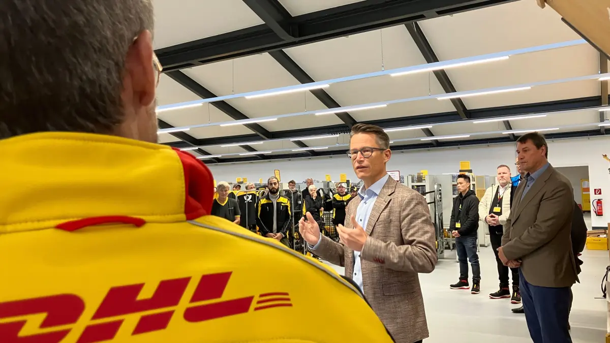 Bürgermeister Hendrik Bednarz im neuen DHL-Zentrum Siebenlindenstraße, ganz rechts Martin Fichtner, Regionaler Politbeauftragter (sic) Deutsche Post und DHL