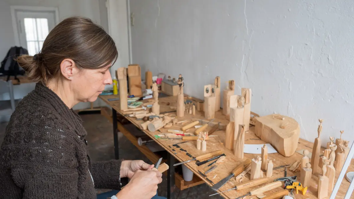 Christiane Osann, Holzkünstlerin und 23. Gaildorfer Stadtmalerin, mit ihren Arbeiten im Atelier im Alten Schloss