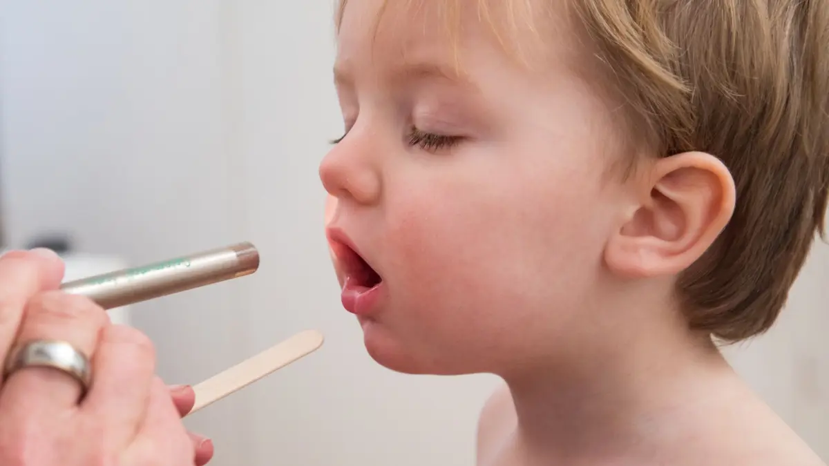 Junge beim Kinderarzt: ILLUSTRATION - Die Hand-Fuß-Mund-Krankheit gilt als Kinderkrankheit, da vor allem Kinder unter zehn Jahren betroffen sind. (zu dpa: «Hand-Fuß-Mund-Krankheit: Können sich Eltern auch anstecken?») Foto: Christin Klose/dpa-mag - ACHTUNG: Nur zur redaktionellen Verwendung im Zusammenhang mit dem genannten Text - Honorarfrei nur für Bezieher des Dienstes dpa-Magazin +++ dpa-Magazin +++