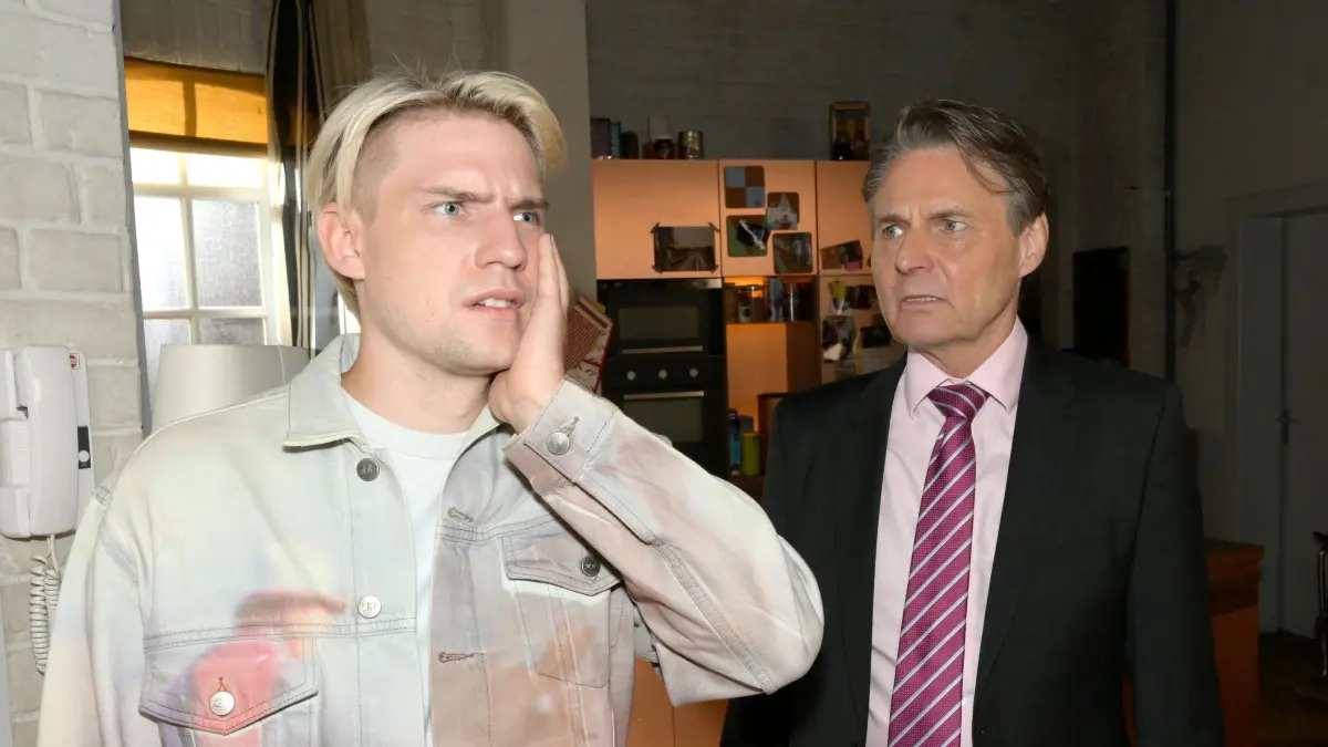 Moritz (Lennart Borchert) bekommt eine Ohrfeige von Jo Gerner (Wolfgang Bahro) verpasst.