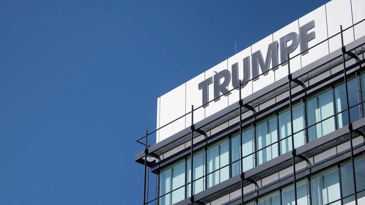 ARCHIV - 26.05.2020, Baden-Württemberg, Ditzingen: Das Logo des Maschinenbauers Trumpf ist auf einer Fassade zu sehen. Das Unternehmen hat in ein neues Firmengebäude und eine Fabrik zu Demonstrationszwecken für Kunden und Interessenten in Ungarn investiert. (zu dpa: «Trumpf leidet unter der Konjunkturflaute») Foto: Marijan Murat/dpa +++ dpa-Bildfunk +++