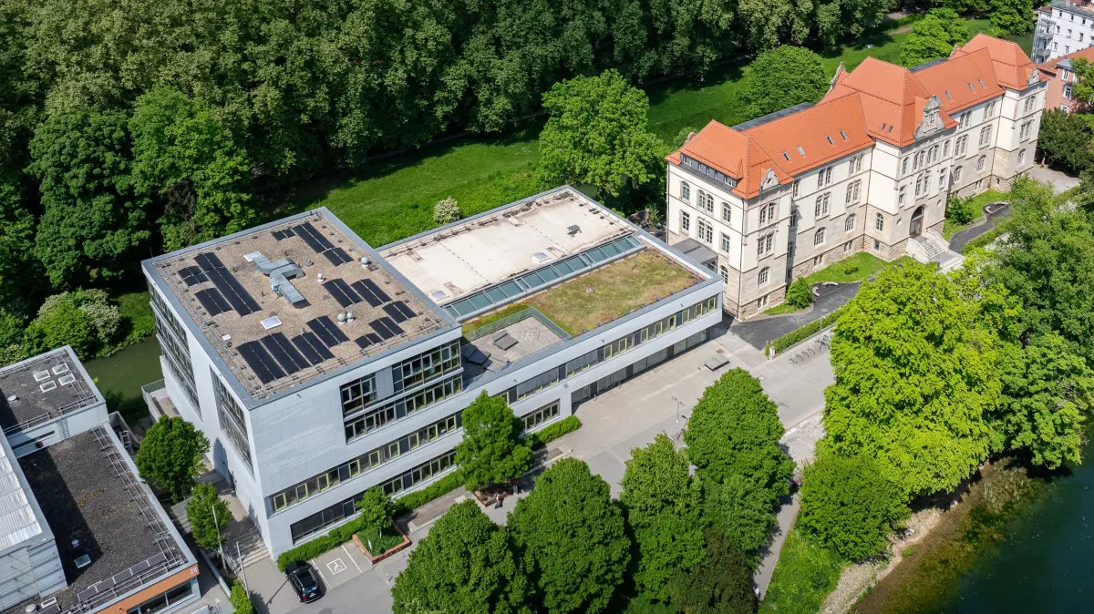 Das Uhland-Gymnasium (UG) von oben, rechts das alte, links das neue Gebäude 05 24 Foto: Carolin Albers