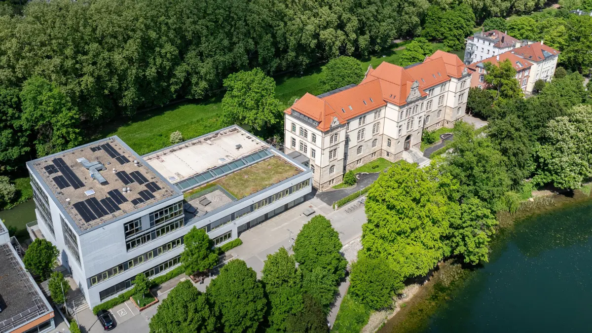 Das Uhland-Gymnasium (UG) von oben, rechts das alte, links das neue Gebäude 05 24 Foto: Carolin Albers