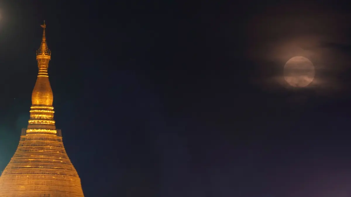 Supermond - Myanmar: 17.10.2024, Myanmar, Yangon: Das Wahrzeichen Myanmars, der Shwedagon, ist beleuchtet, während der Supermond während des Vollmondtages von Thadingyut, dem Ende der buddhistischen Fastenzeit aufgeht. Foto: Thein Zaw/AP/dpa +++ dpa-Bildfunk +++