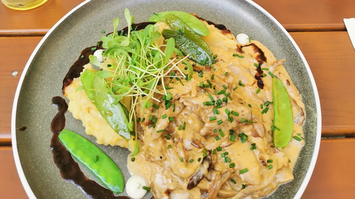 Linsen mit Spätzle und Wienerle und Rahmgeschnetzeltes im Virtshaus.