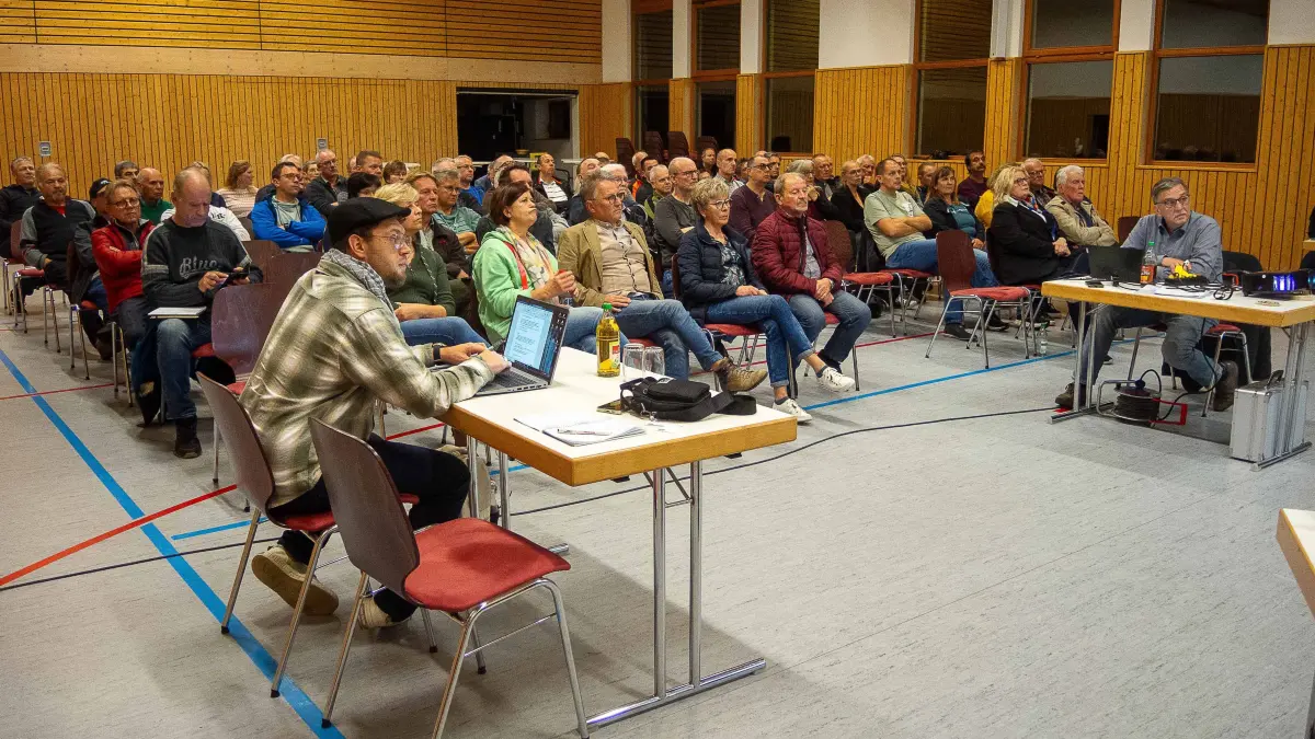Mehr als 80 Bürgerinnen und Bürger kamen zur Vorstellung der projektierten Windkraftanlagen in die Gemeindehalle nach Dürrenmettstetten.