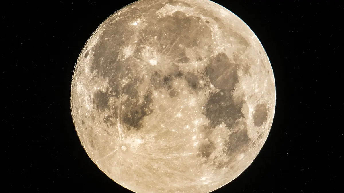 Supermond, der Oktober-Mond leuchtet riesig am Nachthimmel ?ber M?nchen, 17. Oktober 2024 Deutschland, M?nchen, 17. Okto: Supermond, der Oktober-Mond leuchtet riesig am Nachthimmel ?ber M?nchen, 17. Oktober 2024 Deutschland, M?nchen, 17. Oktober 2024, Supermond am Nachthimmel ?ber M?nchen, der Oktober-Vollmond ist besonders hell und gro?, weil er in seiner Umlaufbahn am erdn?chsten Punkt ist, der Oktober-Vollmond wird auch J?germond oder Weinmond genannt, Herbstnacht, Bayern *** Supermoon, the October moon shines huge in the night sky over Munich, October 17, 2024 Germany, Munich, October 17, 2024, supermoon in the night sky over Munich, the October full moon is particularly bright and large because it is at the closest point to the earth in its orbit, the October full moon is also called hunters moon or wine moon, autumn night, Bavaria