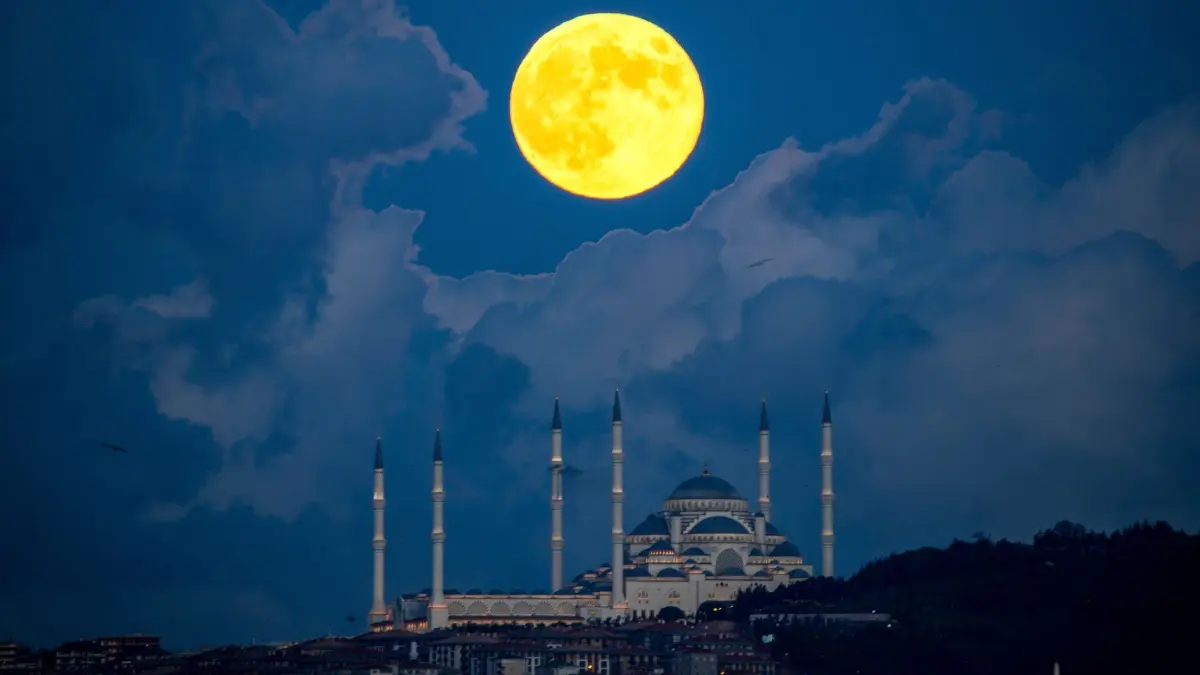 Supermond - Türkei: 17.10.2024, Türkei, Istanbul: Ein Supermond geht hinter der Camlica-Moschee auf. Foto: Emrah Gurel/AP/dpa +++ dpa-Bildfunk +++