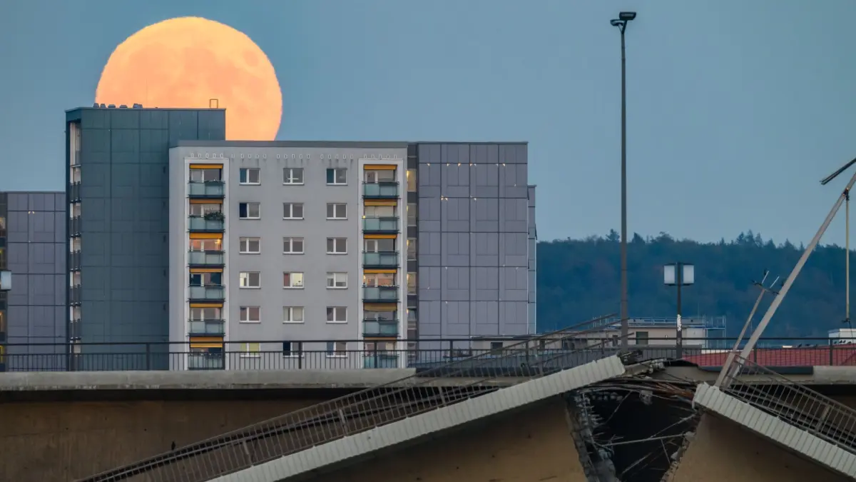 Supermond - Dresden: 17.10.2024, Sachsen, Dresden: Der Vollmond, auch Supermond genannt, ist am Abend am Himmel über der teileingestürzten Carolabrücke zu sehen. Am gleichen Tag kommt er in Erdnähe mit nur 357.174 Kilometern Abstand zur Erde. Foto: Robert Michael/dpa +++ dpa-Bildfunk +++