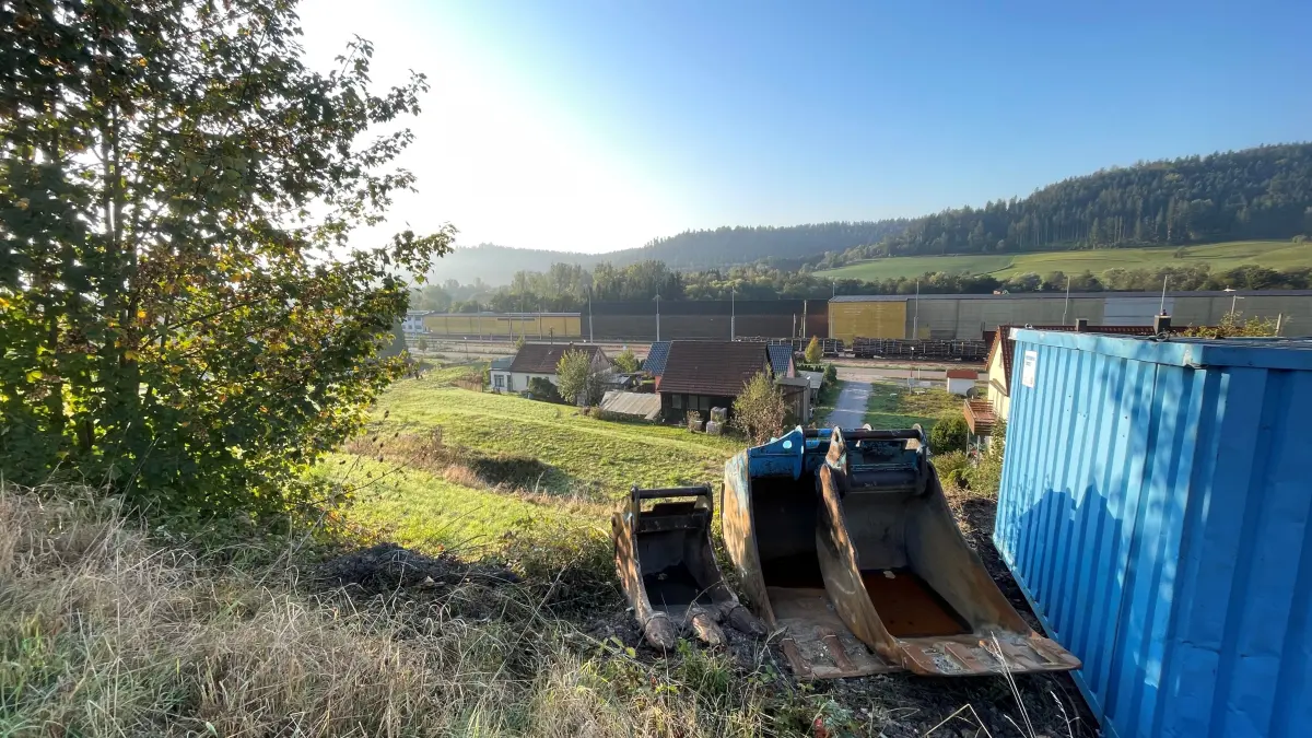 Blick vom Tannenweg auf die Bahnhofstraße in Fichtenberg. Für das Hanggrundstück wurde ein Bebauungsplan erstellt. Die Bauarbeiten ruhen derzeit allerdings.