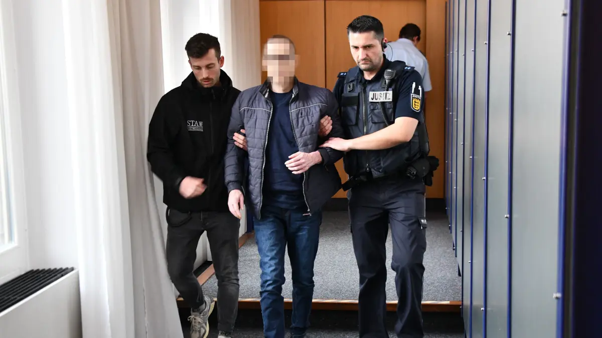 Der 63-Jährige befindet sich derzeit in Untersuchungshaft. Ihm werden versuchter Mord, versuchte Brandstiftung mit Todesfolge und schwere Brandstiftung vorgeworfen.