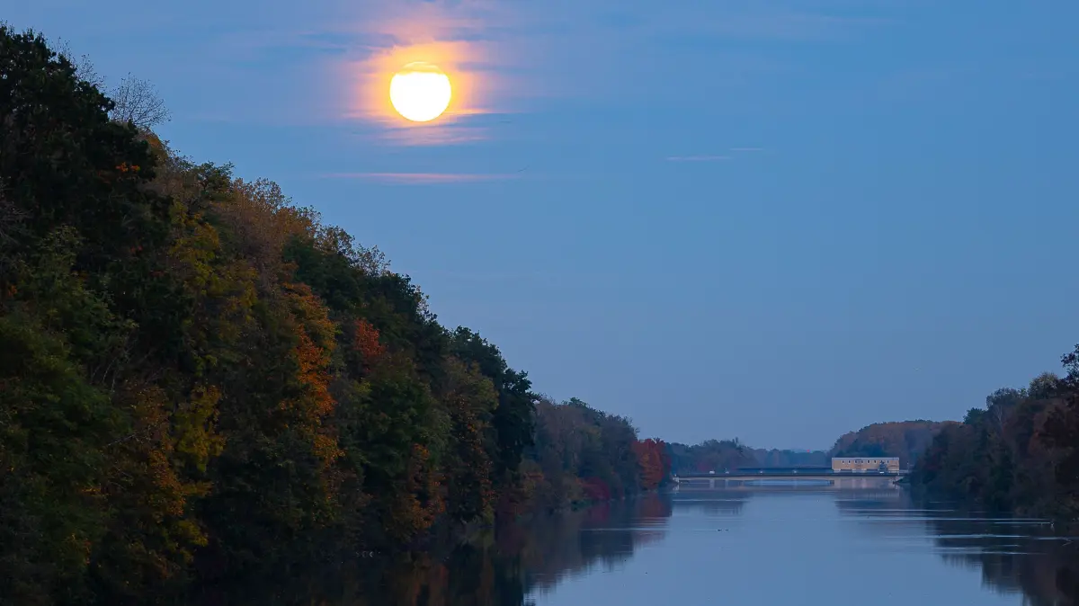 Supermond in Ulm: Das Bild wurde gestern Abend von der Thalfinger Brücke in Richtung Nersingen aufgenommen.