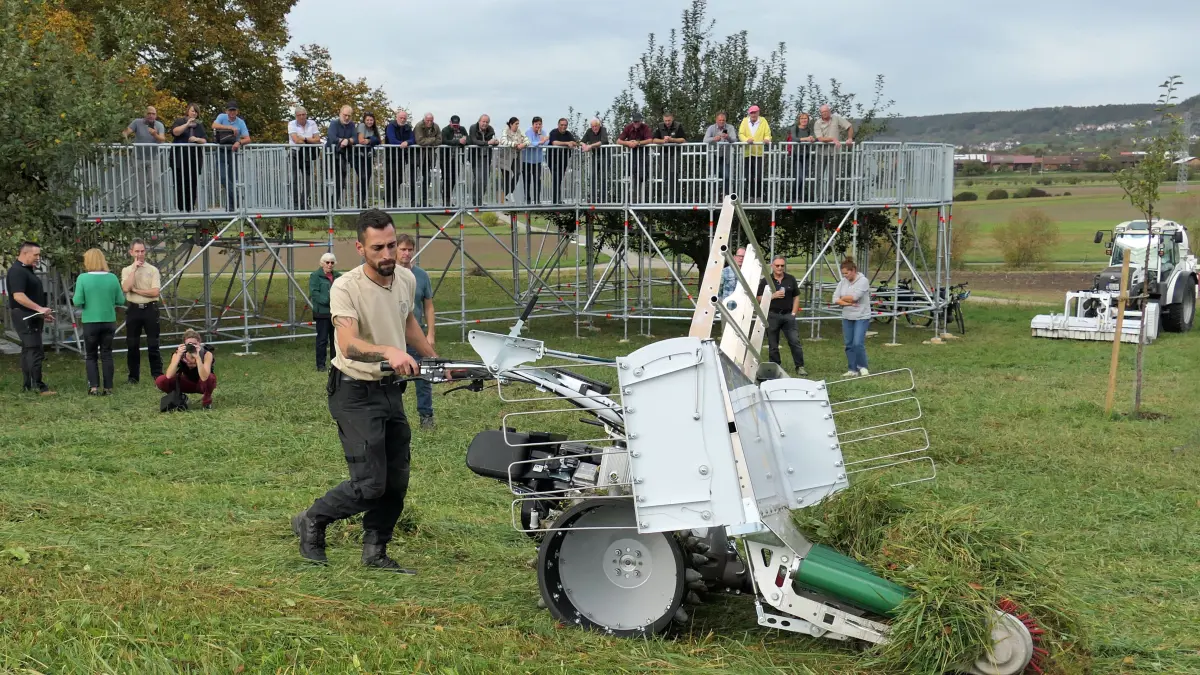 Wo Gerüst- auf Obstbau trifft: Pascal Leins zeigt vor großer Kulisse ein neues Gerät der Firma Quadrex Landgut, mit dem sich Grünschnitt einsammeln lässt.