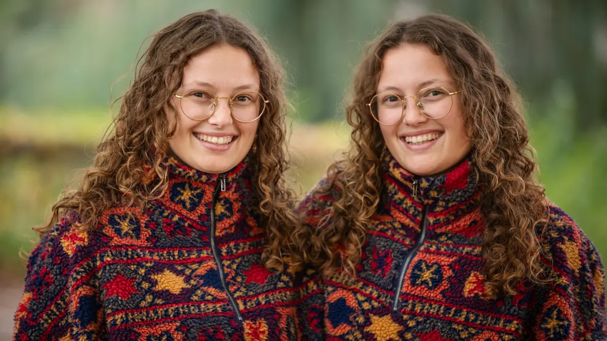 Zwillinge (für Artikel von Ulla, mehr Infos zu Namen etc. habe ich nicht) auf der Platanenallee, NUR FÜR ONLINE-ARTIKEL! Für Print steht ein Hochformat in spix 17.10.24 Foto: Carolin Albers