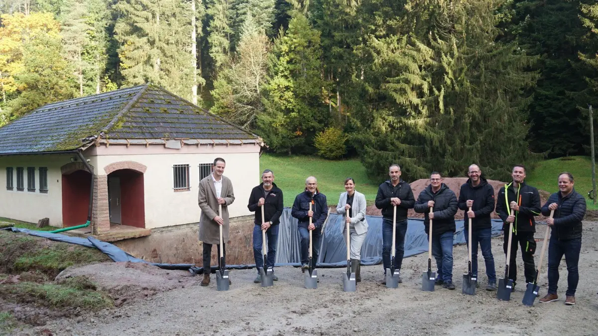 Beim Spatenstich von links: Dennis Herter (Büro Eppler), Johannes Müller (Sturm & Müller), Bürgermeister Bernhard Haas und Bürgermeisterin Annick Grassi, Jochen Köhler (Kämmerer Dornstetten), Manuel Bastian (Büro Eppler), Björn Weller (Büro Eppler), Frank Ziegler (Wassermeister Dornstetten) und Alexander Mönch (Bauamt Dornstetten).