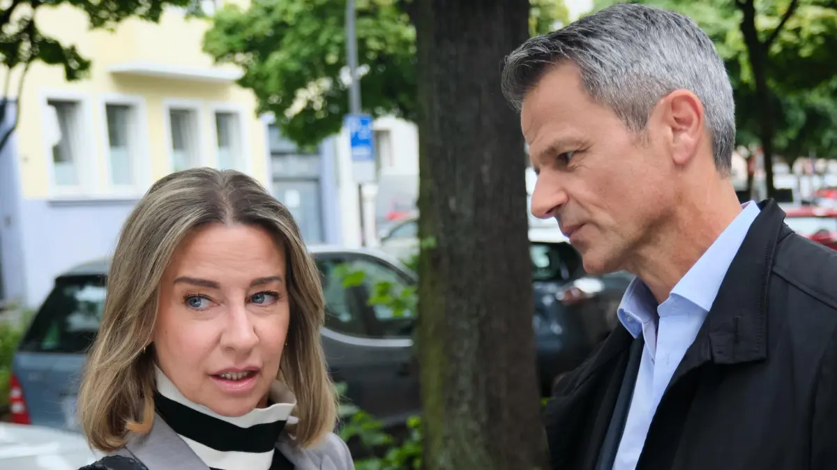 Ute (Isabell Hertel) appelliert an Benedikt (Jens Hajek), sie zu Patrizias letzten Geburtstag zu begleiten.