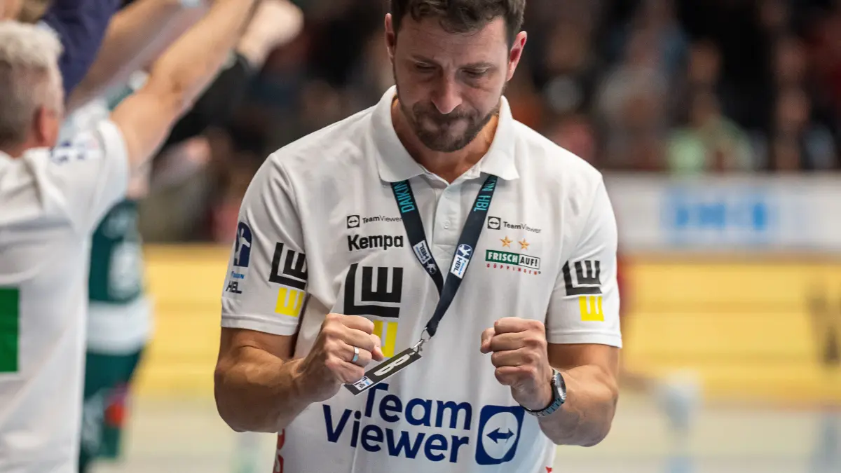 Frisch Auf Goeppingen vs. SG BBM Bietigheim, Handball, 1. Bundesliga, Herren, Spielzeit 2024/2025, 18.10.2024: Ben Matschke, Cheftrainer (Frisch Auf Goeppingen) ballt die Jubelfaeuste, Frisch Auf Goeppingen vs. SG BBM Bietigheim, Handball, 1. Bundesliga, Herren, Spielzeit 2024/2025, 18.10.2024,
Foto: EIBNER/Michael Schmidt