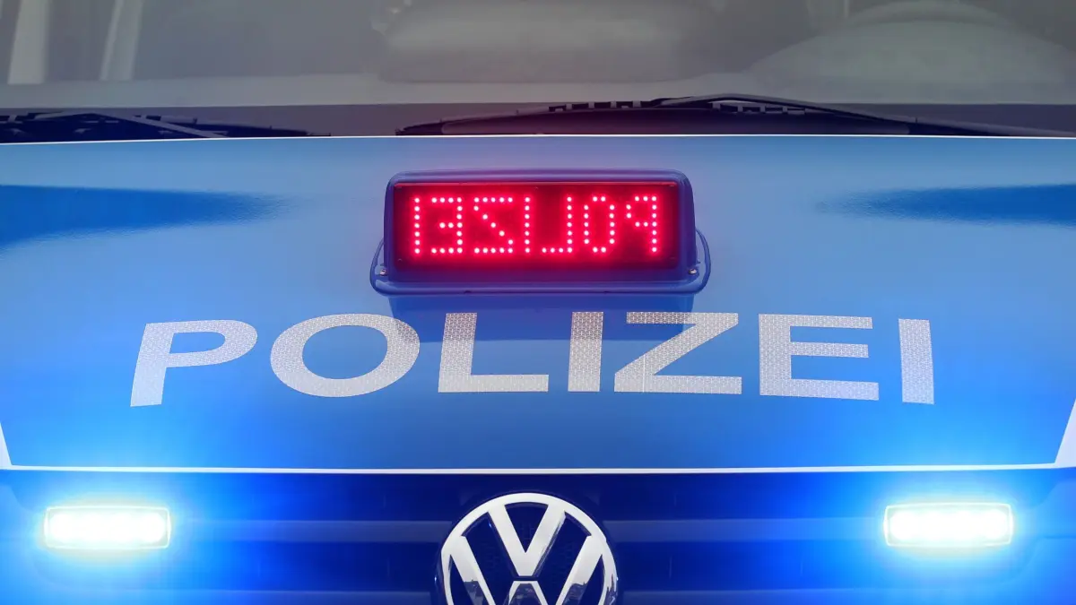 ARCHIV - Ein neues Einsatzfahrzeug der Polizei hat seine Beleuchtung für den Einsatz in Düsseldorf eingeschaltet (Foto vom 09.01.2012). Eine zentrale Stelle für alle Einkäufe der Landesregierung - vom Kugelschreiber bis zum Polizeiauto - könnte aus Sicht der FDP-Opposition in Nordrhein-Westfalen Millionen einsparen. Nach Schätzung einer von der Landtagsfraktion beauftragten Beratungsgesellschaft liegt das jährliche Einsparvolumen bei rund 230 Millionen Euro. Das Finanzministerium warnte hingegen, dass eine zu starke Zentralisierung des Einkaufs unwirtschaftlich würde. Foto: Roland Weihrauch dpa/lnw +++(c) dpa - Bildfunk+++