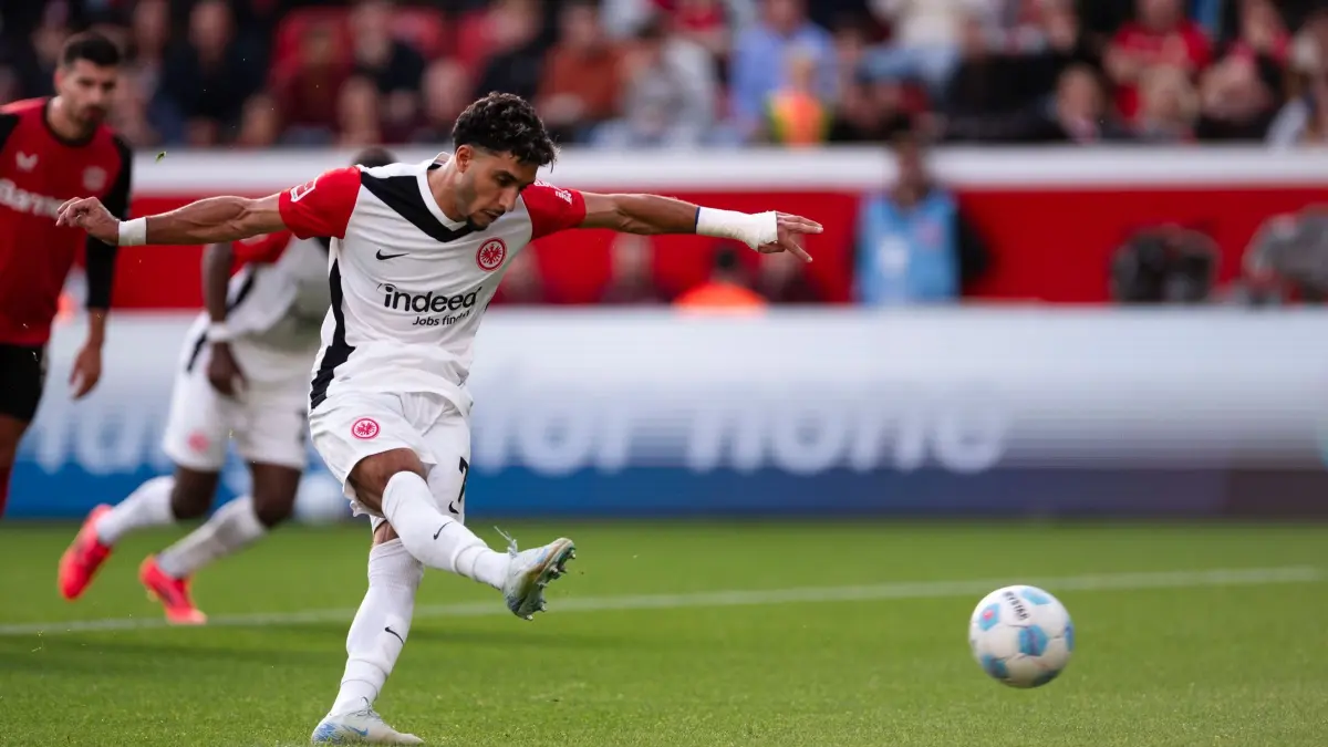 Bayer Leverkusen - Eintracht Frankfurt: 19.10.2024, Nordrhein-Westfalen, Leverkusen: Fußball: Bundesliga, Bayer Leverkusen - Eintracht Frankfurt, 7. Spieltag, BayArena. Frankfurts Omar Marmoush trifft per Strafstoß zur 1:0 Führung. Foto: Marius Becker/dpa - WICHTIGER HINWEIS: Gemäß den Vorgaben der DFL Deutsche Fußball Liga bzw. des DFB Deutscher Fußball-Bund ist es untersagt, in dem Stadion und/oder vom Spiel angefertigte Fotoaufnahmen in Form von Sequenzbildern und/oder videoähnlichen Fotostrecken zu verwerten bzw. verwerten zu lassen. +++ dpa-Bildfunk +++