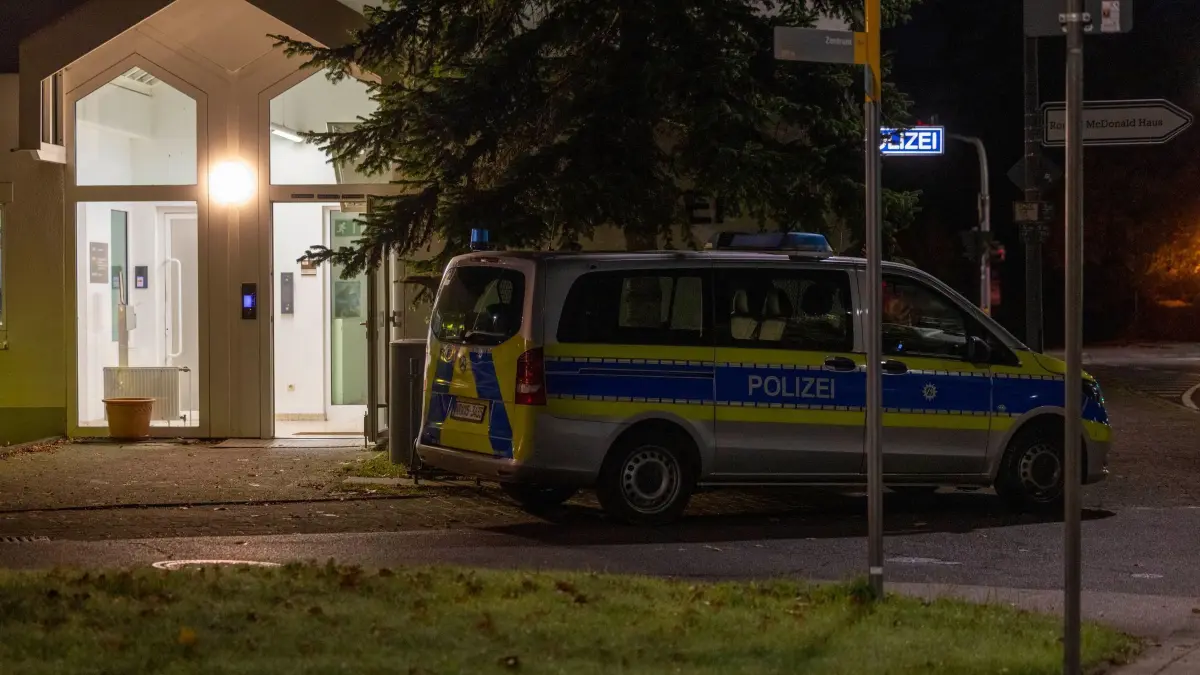 Geplanter Anschlag auf israelische Botschaft: 20.10.2024, Nordrhein-Westfalen, Sankt Augustin: Blick auf eine Polizeidienststelle in Sankt Augustin. Die Bundesanwaltschaft hat einen mutmaßlichen Unterstützer der Terrororganisation «Islamischer Staat» (IS) festnehmen lassen, der einen Anschlag auf die israelische Botschaft in Berlin geplant haben soll. Foto: Thomas Banneyer/dpa +++ dpa-Bildfunk +++