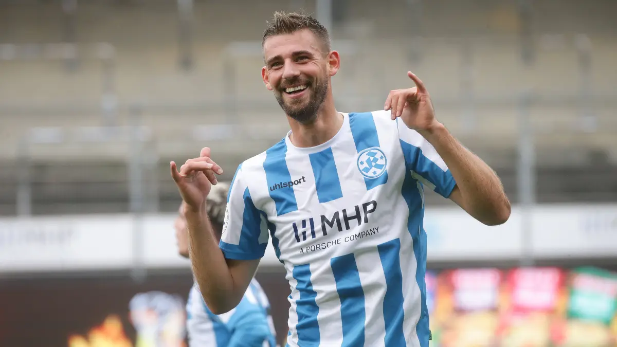 Stuttgart , Fu?ball Regionalliga , Stuttgarter Kickers vs. SG Barockstadt Fulda-Lehnerz , Jubel David Braig ( Kickers ) : Stuttgart , Fu?ball Regionalliga , Stuttgarter Kickers vs. SG Barockstadt Fulda-Lehnerz , Jubel David Braig Kickers nach seinem Tor zum 2 : 0 *** Stuttgart , Soccer Regionalliga , Stuttgarter Kickers vs SG Barockstadt Fulda Lehnerz , David Braig Kickers cheers after his goal for 2 0