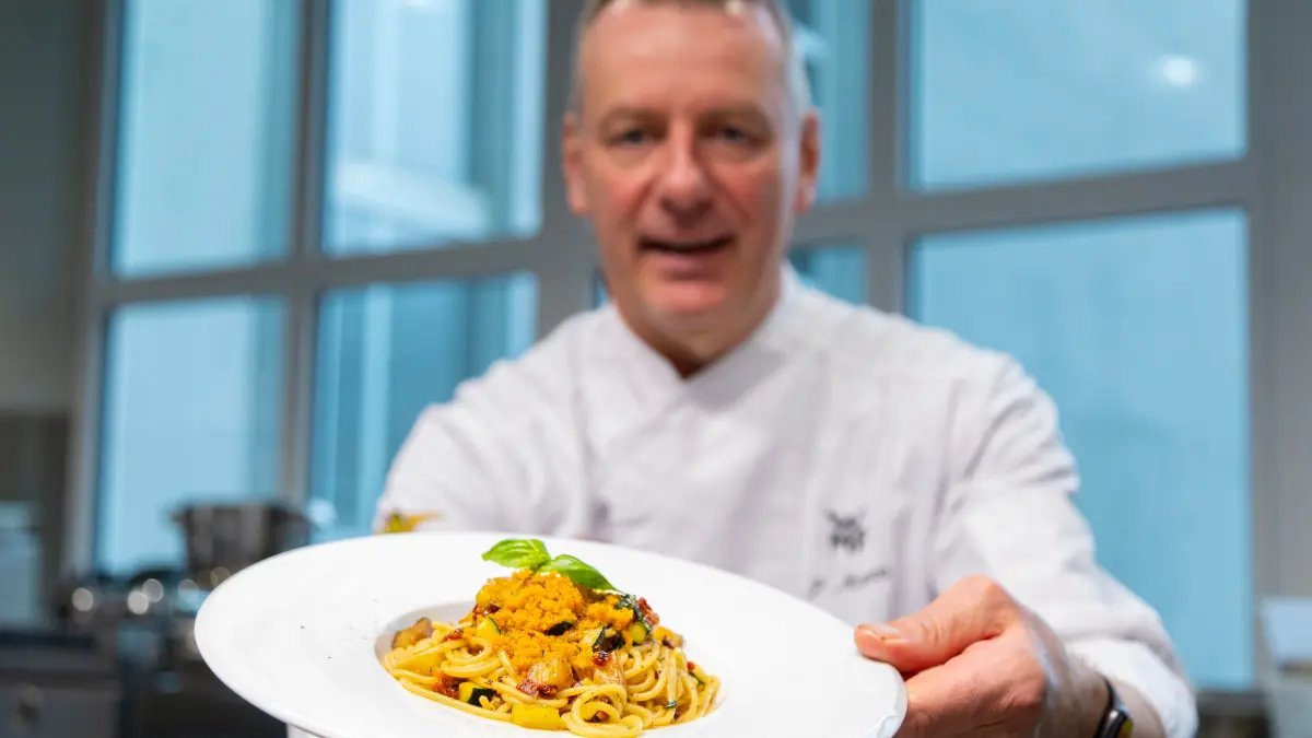 GZ-Rezept - Kamut-Spaghetti mit Auberginen - WMF-Küchenchef Peter Manca und Diätassistentin Julia Eisenhofer