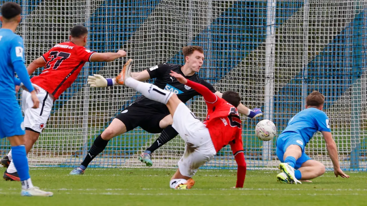 FC Astoria Walldorf - Goeppinger SV.: Fussball. Regionalliga Suedwest. Saison 2024-2025. FC Astoria Walldorf - Goeppinger SV. Tormann Jerik von der Felsen (FCA Walldorf). 19.10.2024 -