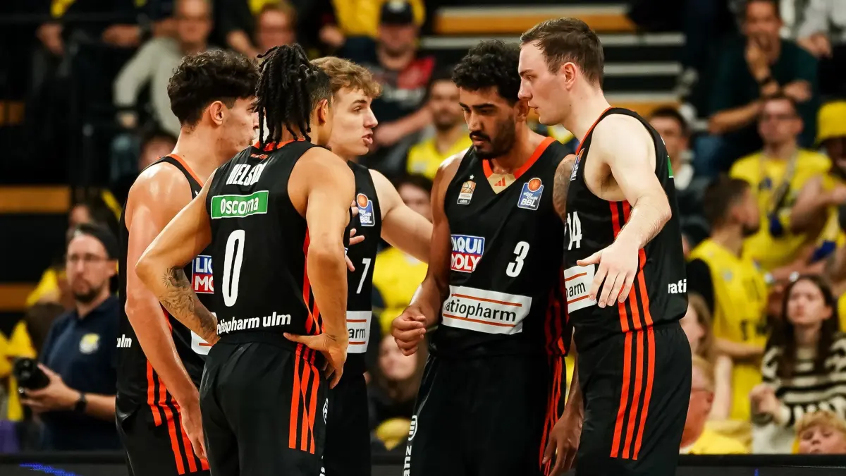 GER, EWE Baskets Oldenburg vs Ratiopharm Ulm, Basketball, Bundesliga, Spieltag 5, Saison 2024/2025, 19.10.2024: Ratiopharm Ulm beim Huddle, Nelson Weidemann (Ratiopharm Ulm, #00), Tobias Jensen (Ratiopharm Ulm, #07), Marcio Santos (Ratiopharm Ulm, #03), Phillipp Herkenhoff (Ratiopharm Ulm, #14),
GER, EWE Baskets Oldenburg vs Ratiopharm Ulm, Basketball, Bundesliga, Spieltag 5, Saison 2024/2025, 19.10.2024
Foto: Eibner-Pressefoto/Max Vincen