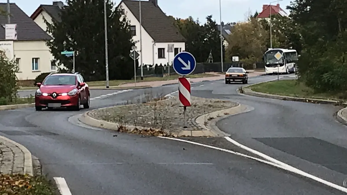Der heutige Ortsausgang Schwarzheide-Ost ist durch eine recht enge Verkehrsinsel gekennzeichnet. Wer da zu schnell einfährt, hat ein Problem.